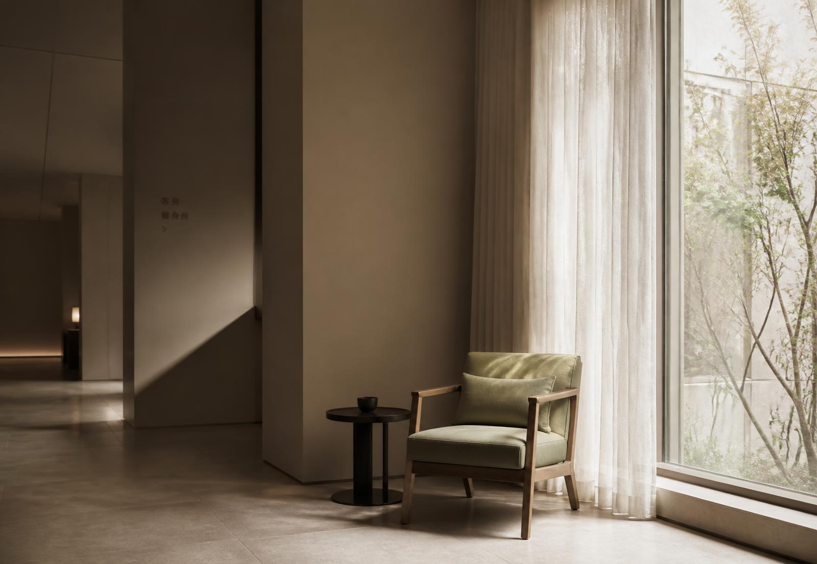 Rincón silencioso del hall de un hotel con luz de la mañana